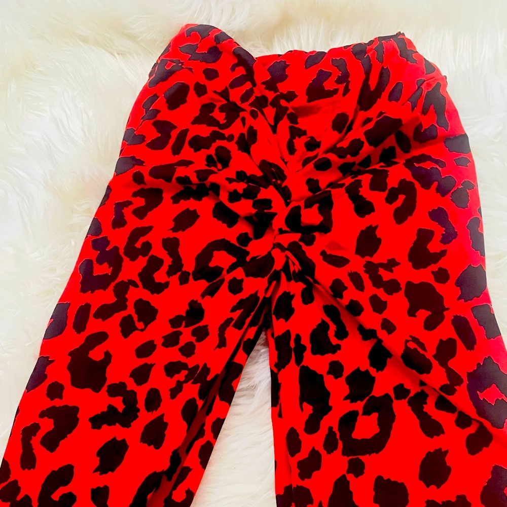 Lici Fit ! THESE V-CUT SCRUNCH LEGGINGS M